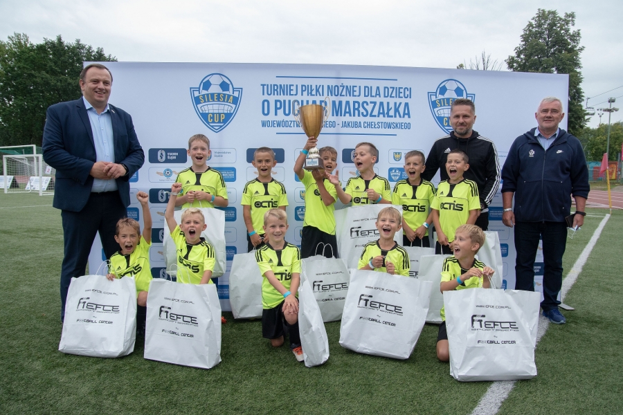 Dzieci zmierzają na Stadion Śląski